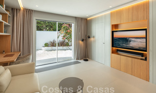Charmante, moderne luxevilla te koop, in een prestigieuze woongemeenschap aan de strandzijde op de Golden Mile van Marbella 43268 