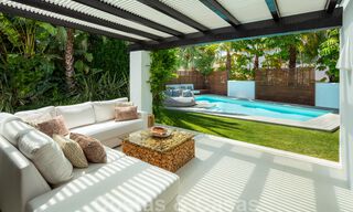 Charmante, moderne luxevilla te koop, in een prestigieuze woongemeenschap aan de strandzijde op de Golden Mile van Marbella 43269 