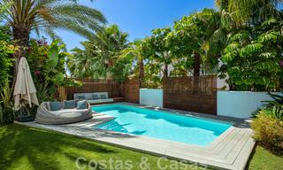 Charmante, moderne luxevilla te koop, in een prestigieuze woongemeenschap aan de strandzijde op de Golden Mile van Marbella 43270 
