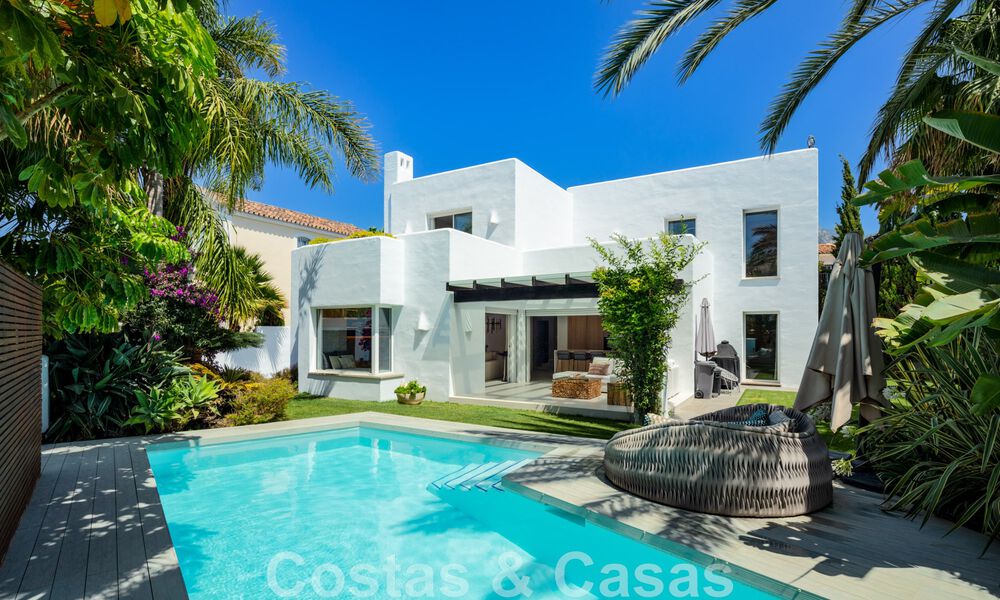 Charmante, moderne luxevilla te koop, in een prestigieuze woongemeenschap aan de strandzijde op de Golden Mile van Marbella 43271