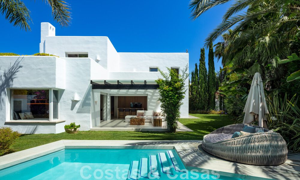 Charmante, moderne luxevilla te koop, in een prestigieuze woongemeenschap aan de strandzijde op de Golden Mile van Marbella 43272