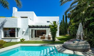 Charmante, moderne luxevilla te koop, in een prestigieuze woongemeenschap aan de strandzijde op de Golden Mile van Marbella 43272 