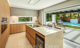 Charmante, moderne luxevilla te koop, in een prestigieuze woongemeenschap aan de strandzijde op de Golden Mile van Marbella 43273 
