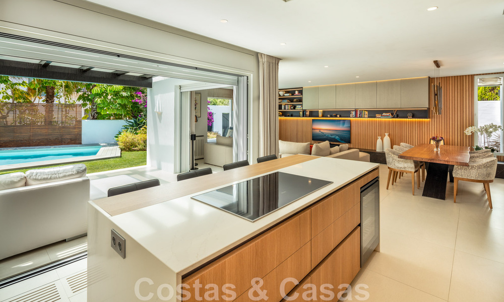 Charmante, moderne luxevilla te koop, in een prestigieuze woongemeenschap aan de strandzijde op de Golden Mile van Marbella 43275