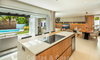 Charmante, moderne luxevilla te koop, in een prestigieuze woongemeenschap aan de strandzijde op de Golden Mile van Marbella 43275 
