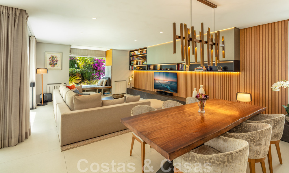 Charmante, moderne luxevilla te koop, in een prestigieuze woongemeenschap aan de strandzijde op de Golden Mile van Marbella 43276