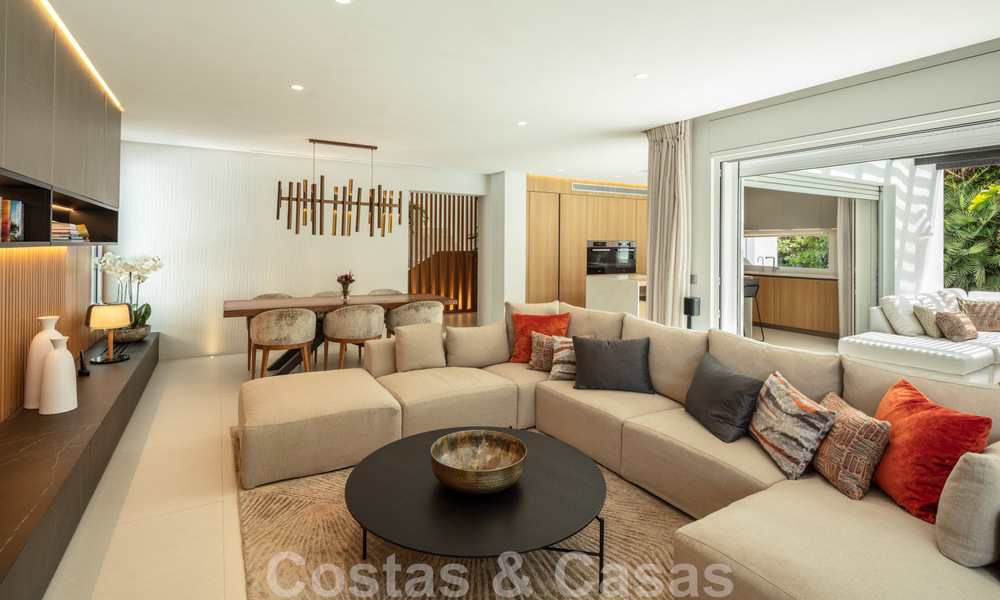 Charmante, moderne luxevilla te koop, in een prestigieuze woongemeenschap aan de strandzijde op de Golden Mile van Marbella 43278