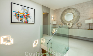 Charmante, moderne luxevilla te koop, in een prestigieuze woongemeenschap aan de strandzijde op de Golden Mile van Marbella 43280 