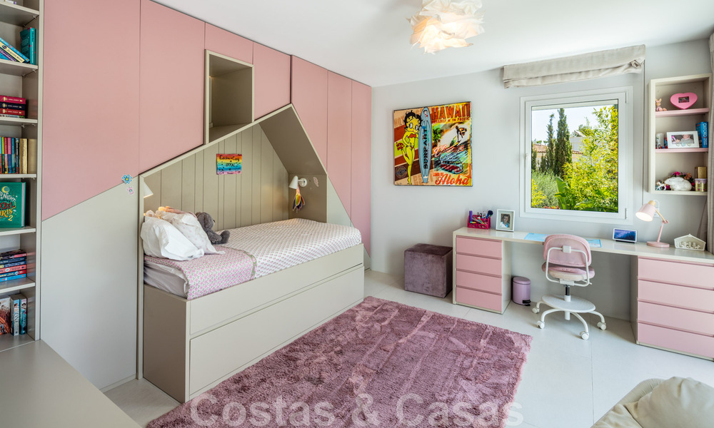 Charmante, moderne luxevilla te koop, in een prestigieuze woongemeenschap aan de strandzijde op de Golden Mile van Marbella 43282