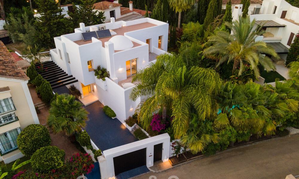 Charmante, moderne luxevilla te koop, in een prestigieuze woongemeenschap aan de strandzijde op de Golden Mile van Marbella 43286