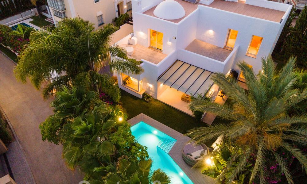 Charmante, moderne luxevilla te koop, in een prestigieuze woongemeenschap aan de strandzijde op de Golden Mile van Marbella 43287