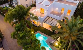 Charmante, moderne luxevilla te koop, in een prestigieuze woongemeenschap aan de strandzijde op de Golden Mile van Marbella 43287 