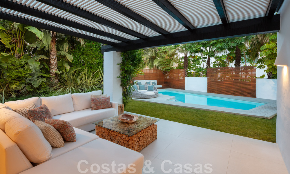 Charmante, moderne luxevilla te koop, in een prestigieuze woongemeenschap aan de strandzijde op de Golden Mile van Marbella 43288