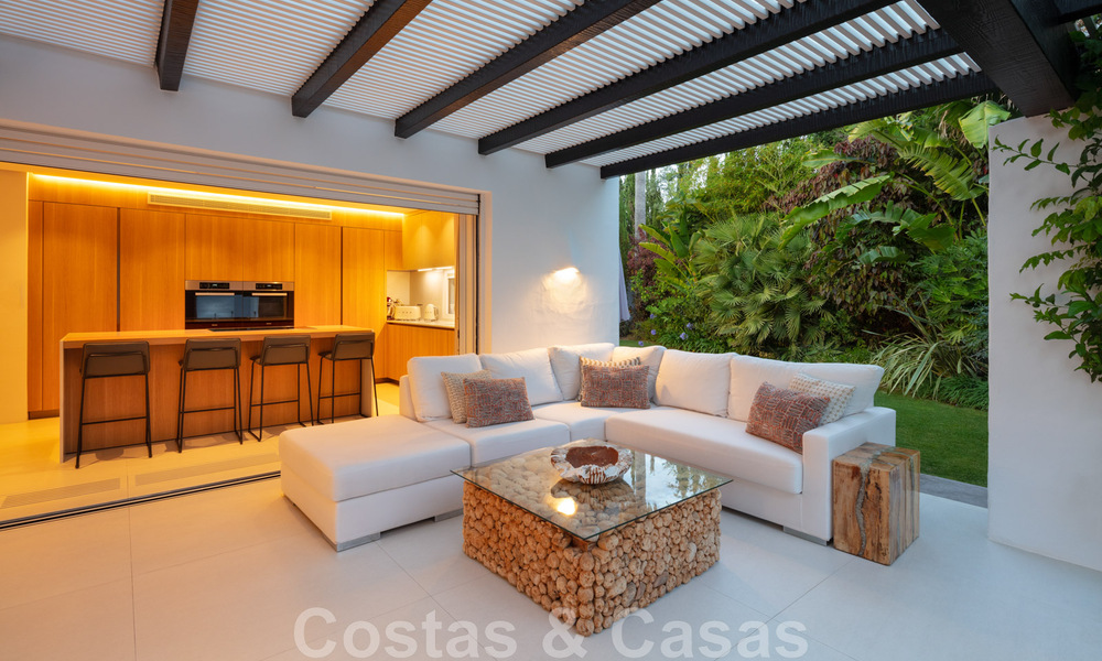 Charmante, moderne luxevilla te koop, in een prestigieuze woongemeenschap aan de strandzijde op de Golden Mile van Marbella 43289