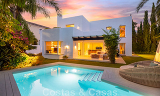 Charmante, moderne luxevilla te koop, in een prestigieuze woongemeenschap aan de strandzijde op de Golden Mile van Marbella 43290 