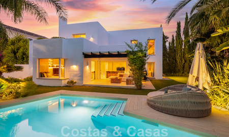 Charmante, moderne luxevilla te koop, in een prestigieuze woongemeenschap aan de strandzijde op de Golden Mile van Marbella 43291