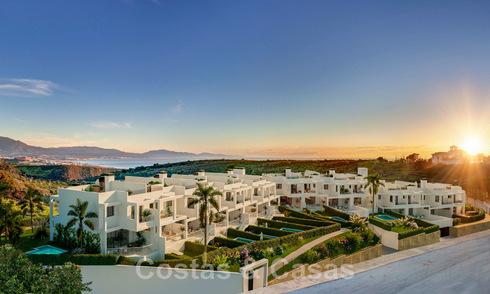 Nieuwe, eigentijdse, rijwoningen te koop met adembenemend zeezicht in Manilva aan de Costa del Sol 43326