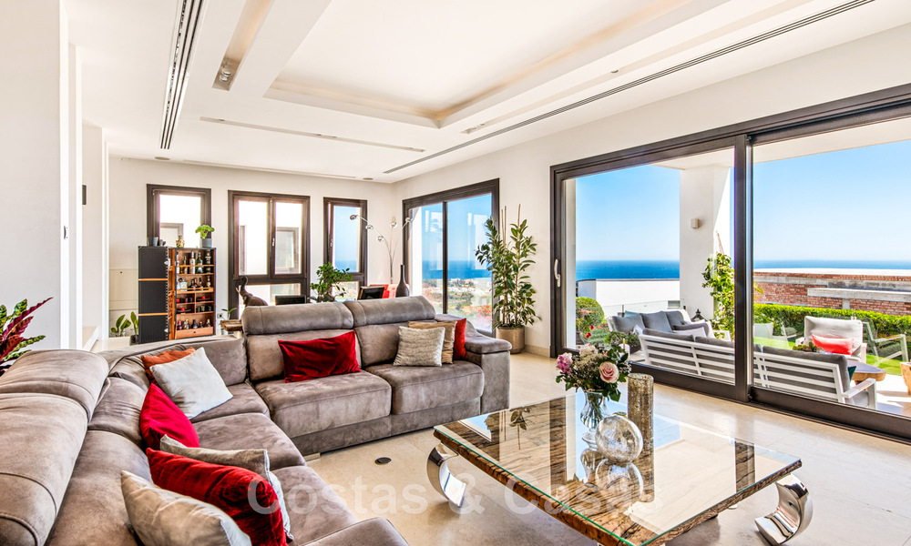 Eigentijdse, hoger gelegen luxevilla te koop met panoramisch zeezicht gelegen in Marbella Oost 43817