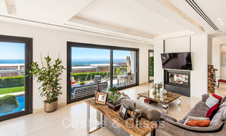 Eigentijdse, hoger gelegen luxevilla te koop met panoramisch zeezicht gelegen in Marbella Oost 43819 