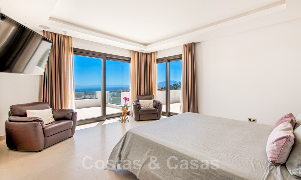 Eigentijdse, hoger gelegen luxevilla te koop met panoramisch zeezicht gelegen in Marbella Oost 43822