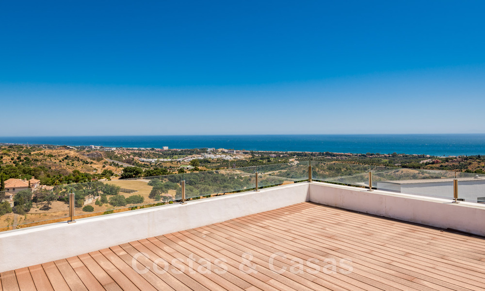 Eigentijdse, hoger gelegen luxevilla te koop met panoramisch zeezicht gelegen in Marbella Oost 43825