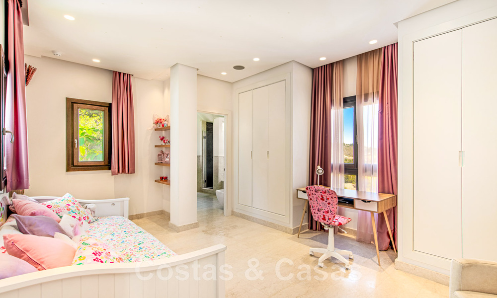 Eigentijdse, hoger gelegen luxevilla te koop met panoramisch zeezicht gelegen in Marbella Oost 43826