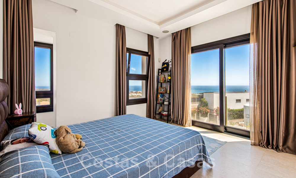 Eigentijdse, hoger gelegen luxevilla te koop met panoramisch zeezicht gelegen in Marbella Oost 43829