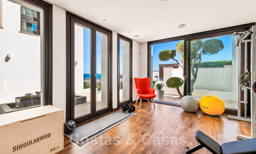 Eigentijdse, hoger gelegen luxevilla te koop met panoramisch zeezicht gelegen in Marbella Oost 43836