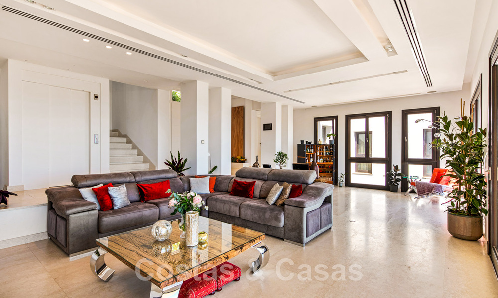 Eigentijdse, hoger gelegen luxevilla te koop met panoramisch zeezicht gelegen in Marbella Oost 43838