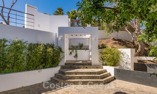Eigentijdse, hoger gelegen luxevilla te koop met panoramisch zeezicht gelegen in Marbella Oost 43839 