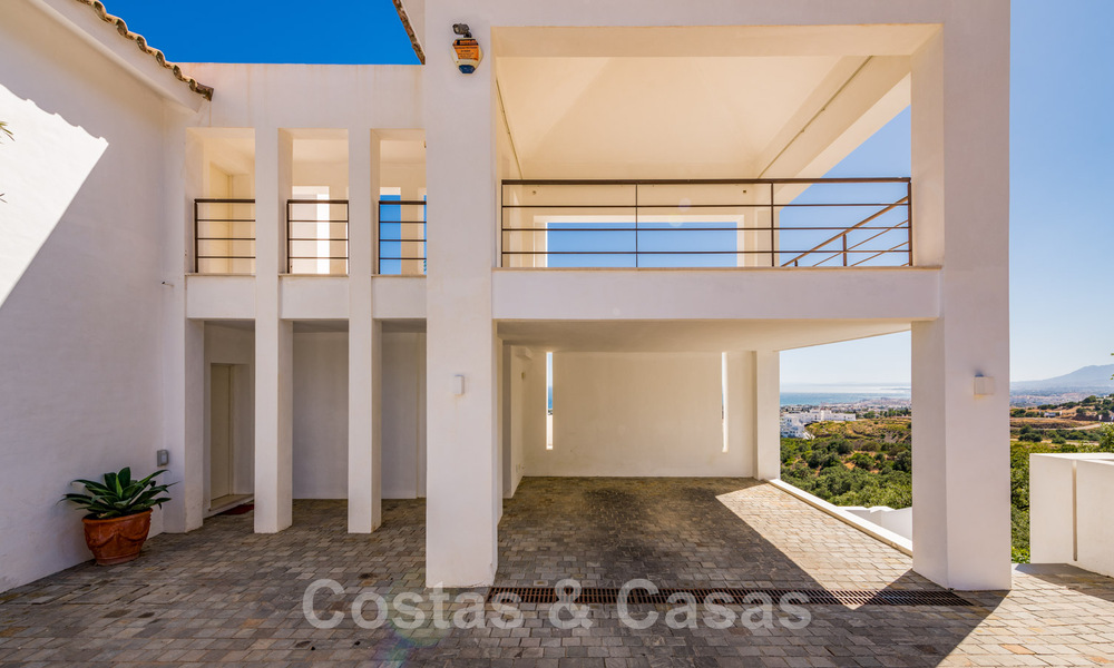 Eigentijdse, hoger gelegen luxevilla te koop met panoramisch zeezicht gelegen in Marbella Oost 43840