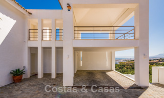 Eigentijdse, hoger gelegen luxevilla te koop met panoramisch zeezicht gelegen in Marbella Oost 43840 