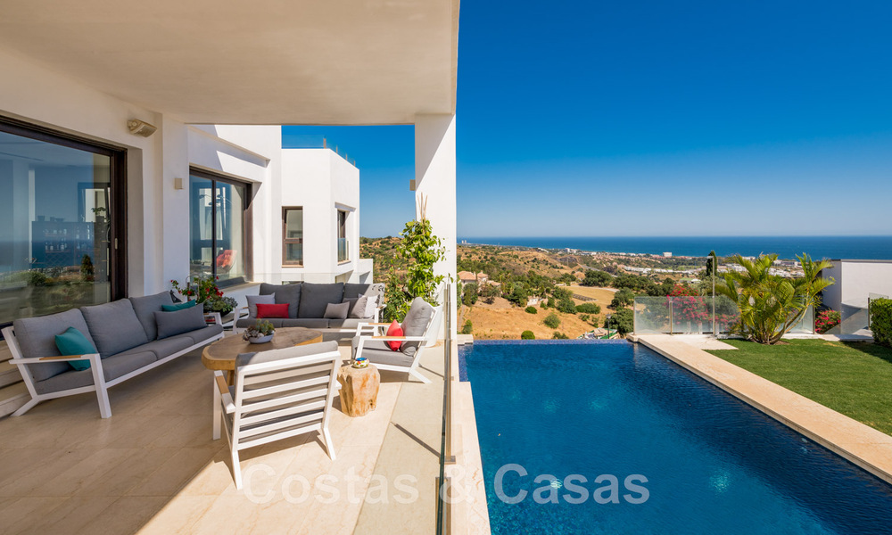 Eigentijdse, hoger gelegen luxevilla te koop met panoramisch zeezicht gelegen in Marbella Oost 43842