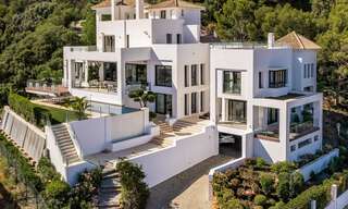 Eigentijdse, hoger gelegen luxevilla te koop met panoramisch zeezicht gelegen in Marbella Oost 43846 