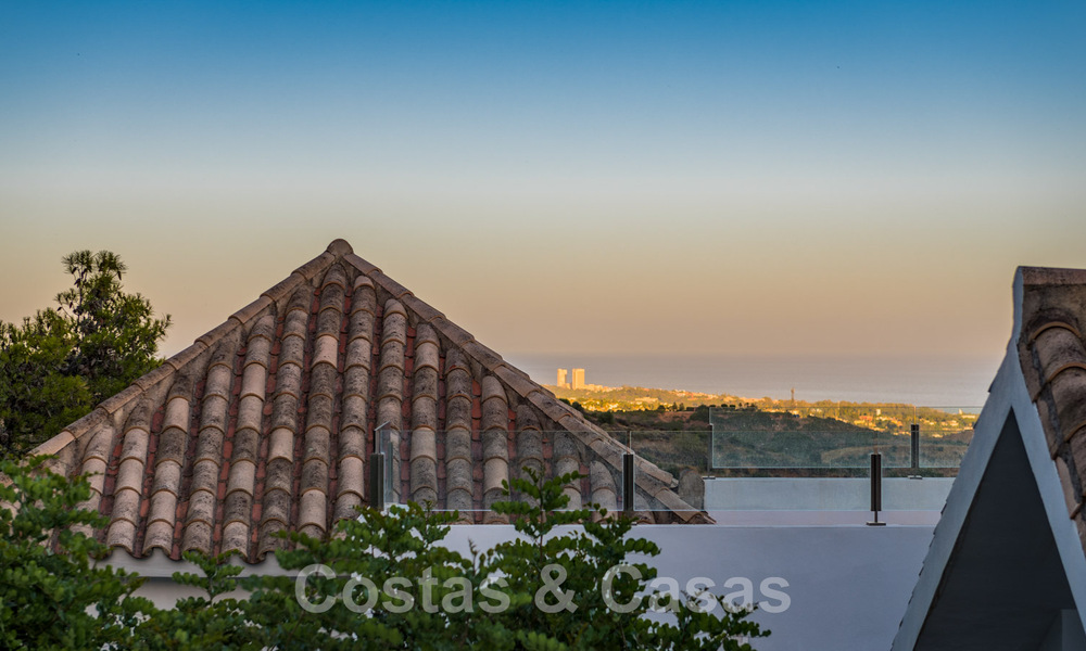 Eigentijdse, hoger gelegen luxevilla te koop met panoramisch zeezicht gelegen in Marbella Oost 43848