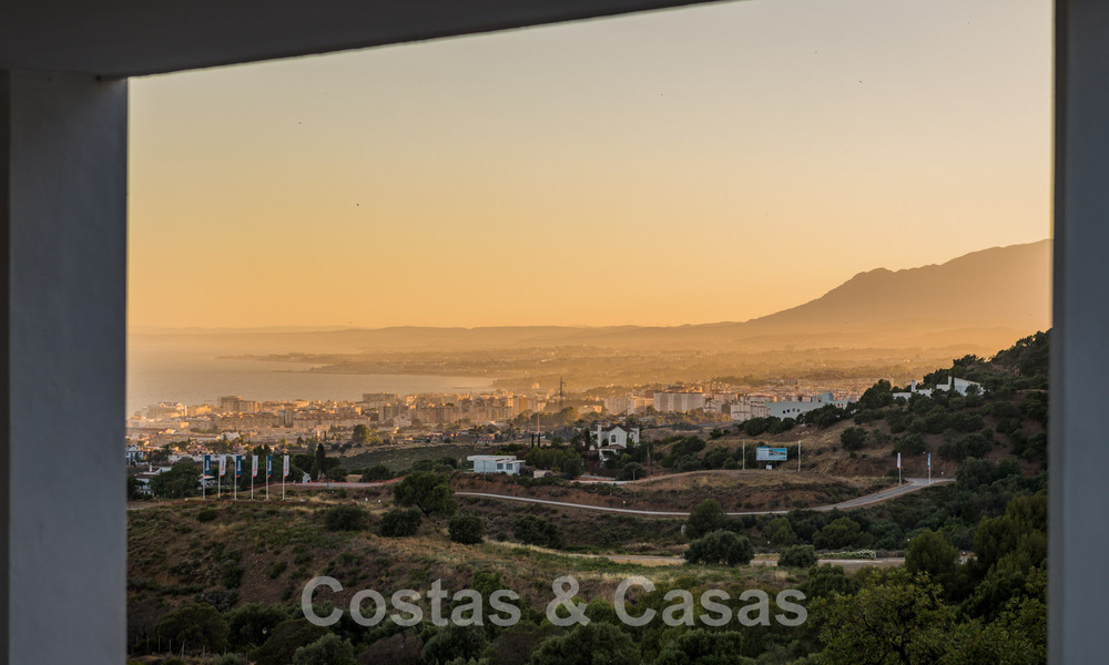 Eigentijdse, hoger gelegen luxevilla te koop met panoramisch zeezicht gelegen in Marbella Oost 43849