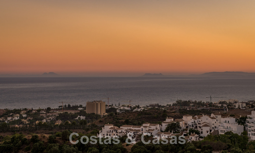 Eigentijdse, hoger gelegen luxevilla te koop met panoramisch zeezicht gelegen in Marbella Oost 43850