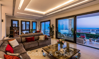 Eigentijdse, hoger gelegen luxevilla te koop met panoramisch zeezicht gelegen in Marbella Oost 43852 