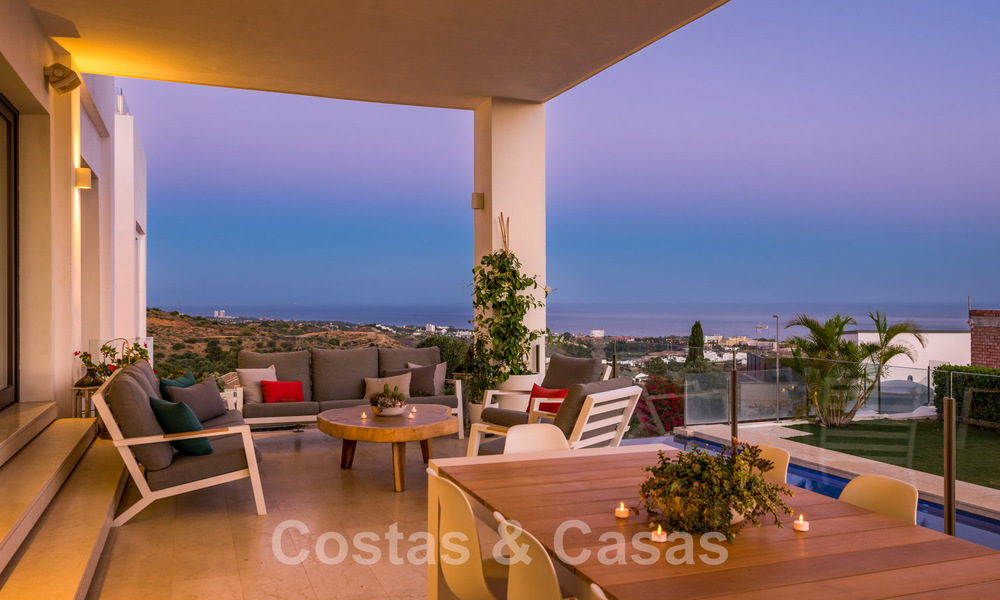Eigentijdse, hoger gelegen luxevilla te koop met panoramisch zeezicht gelegen in Marbella Oost 43855