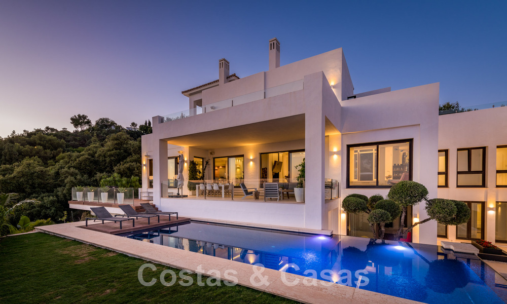 Eigentijdse, hoger gelegen luxevilla te koop met panoramisch zeezicht gelegen in Marbella Oost 43856