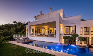 Eigentijdse, hoger gelegen luxevilla te koop met panoramisch zeezicht gelegen in Marbella Oost 43856 