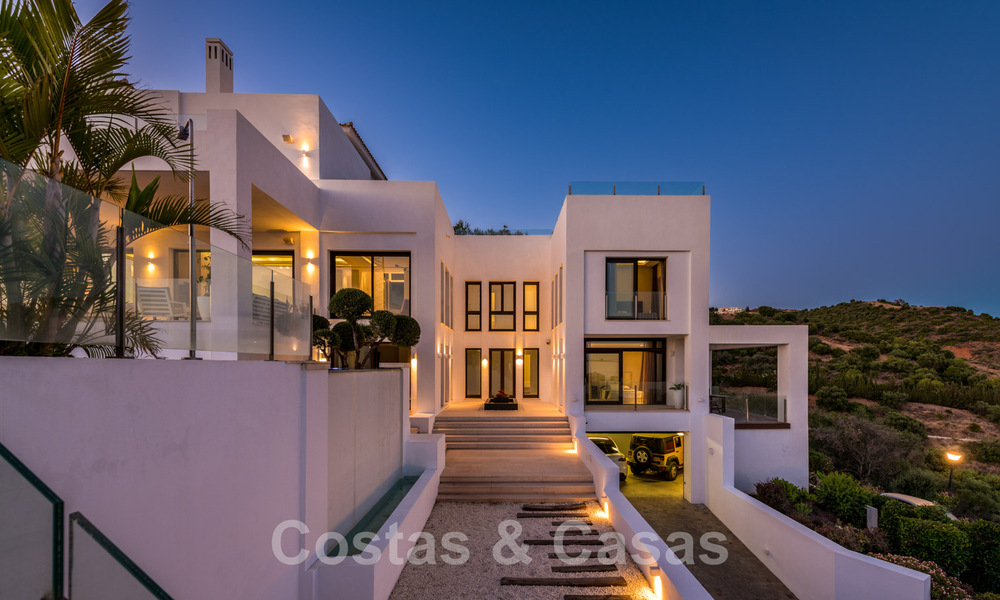 Eigentijdse, hoger gelegen luxevilla te koop met panoramisch zeezicht gelegen in Marbella Oost 43857