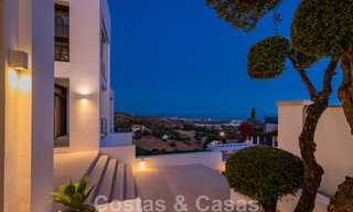 Eigentijdse, hoger gelegen luxevilla te koop met panoramisch zeezicht gelegen in Marbella Oost 43859 