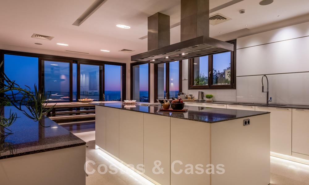 Eigentijdse, hoger gelegen luxevilla te koop met panoramisch zeezicht gelegen in Marbella Oost 43860