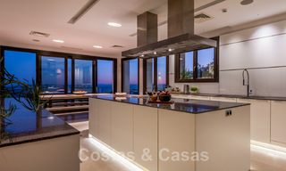 Eigentijdse, hoger gelegen luxevilla te koop met panoramisch zeezicht gelegen in Marbella Oost 43860 