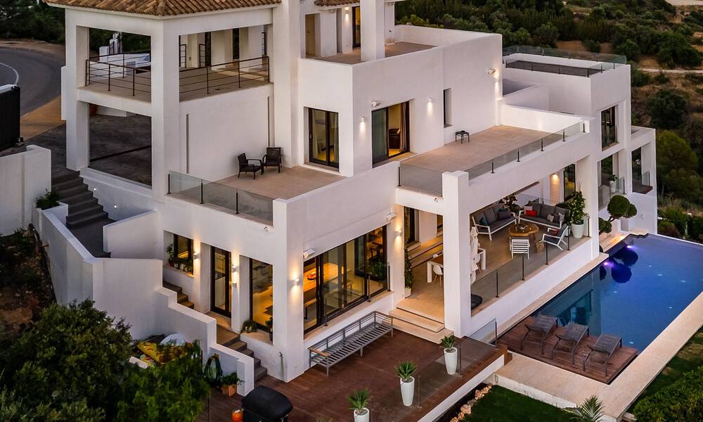 Eigentijdse, hoger gelegen luxevilla te koop met panoramisch zeezicht gelegen in Marbella Oost 43861
