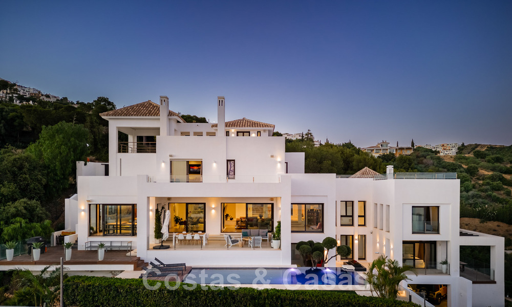 Eigentijdse, hoger gelegen luxevilla te koop met panoramisch zeezicht gelegen in Marbella Oost 43862