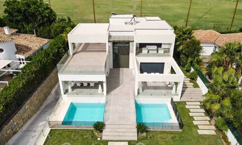 Moderne villa te koop, gesitueerd op eerstelijnsgolfpositie met panoramisch uitzicht op de groene, uitgestrekte golfbaan in Marbella West 43867