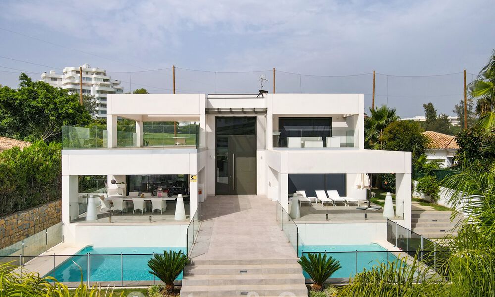 Moderne villa te koop, gesitueerd op eerstelijnsgolfpositie met panoramisch uitzicht op de groene, uitgestrekte golfbaan in Marbella West 43868