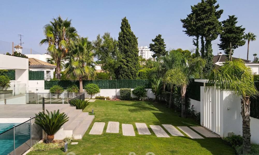 Moderne villa te koop, gesitueerd op eerstelijnsgolfpositie met panoramisch uitzicht op de groene, uitgestrekte golfbaan in Marbella West 43869